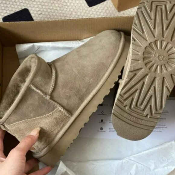 UGG Classic Ultra Mini Boots - Picture 5 of 6
